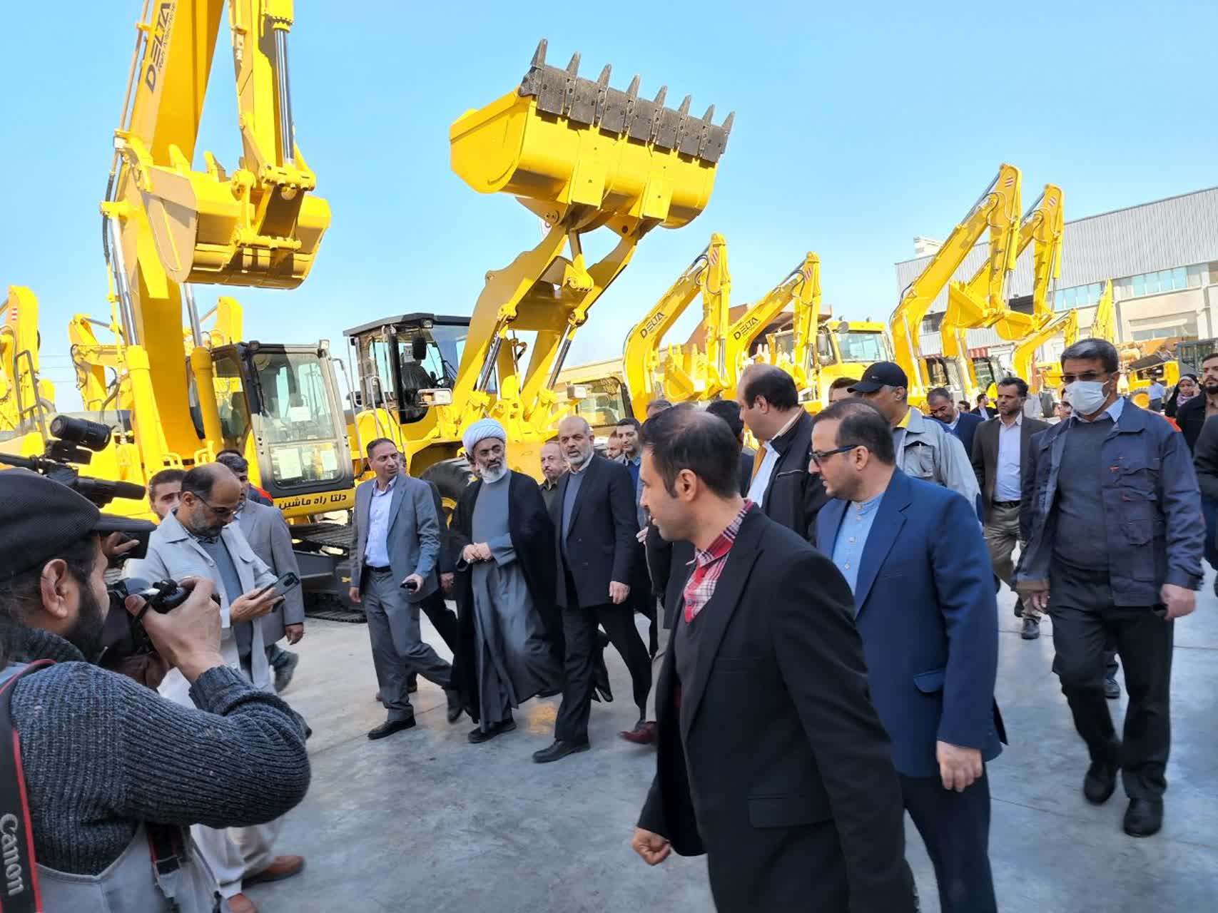 وزیر کشور: ۵۰ دستگاه ماشین آلات راه سازی به شهرداریهای کشور واگذار شد