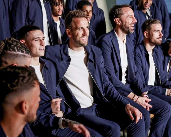 عکس تیمی متفاوت شاگردان ساوت گیت قبل از پرواز به قطر + تصاویر