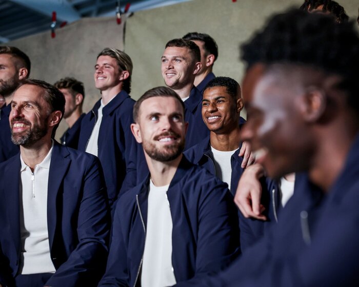 عکس تیمی متفاوت شاگردان ساوت گیت قبل از پرواز به قطر + تصاویر