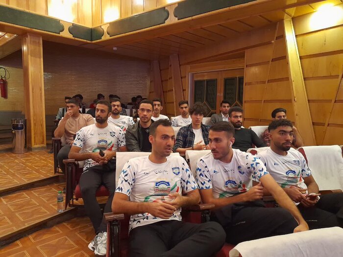 جشن قهرمانی تیم گلساپوش یزد در لیگ برتر فوتبال ساحلی کشور برگزار شد