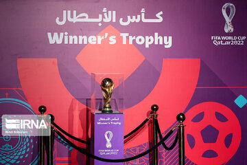 Le trophée de la Coupe du monde exposé à Doha