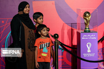 Le trophée de la Coupe du monde exposé à Doha