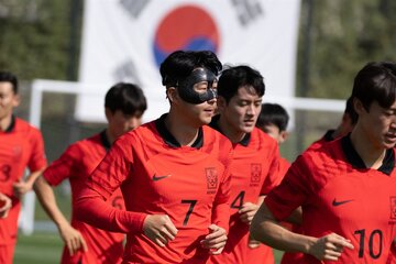 سون با محافظ صورت در تمرین کره جنوبی
