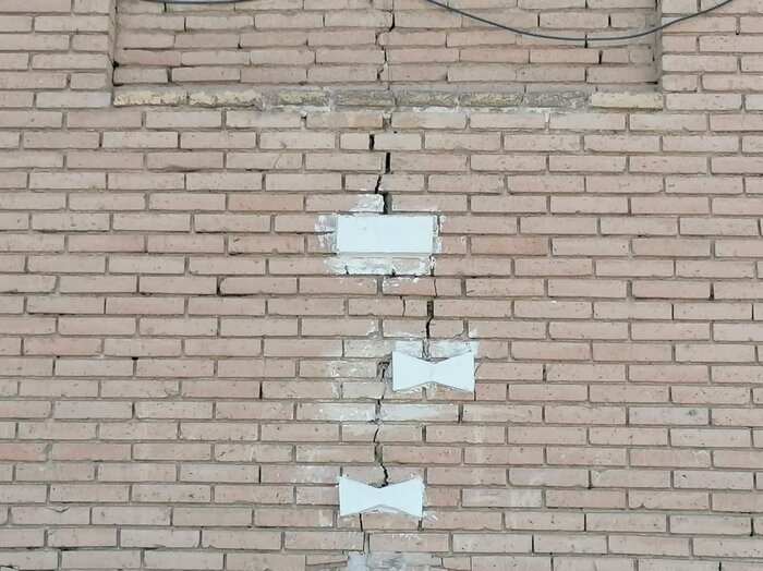 چین و چروکهای سیمای گنبد بابا رکن الدین در اصفهان