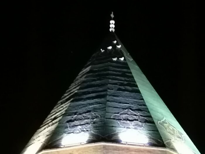 چین و چروکهای سیمای گنبد بابا رکن الدین در اصفهان