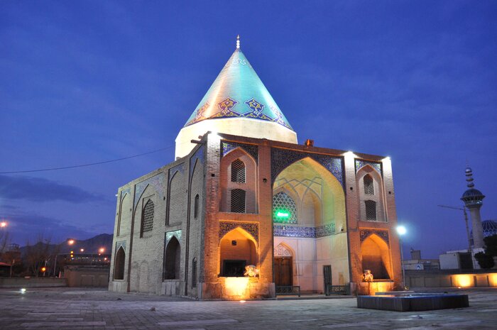 چین و چروکهای سیمای گنبد بابا رکن الدین در اصفهان