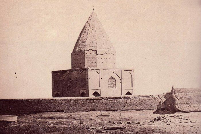 چین و چروکهای سیمای گنبد بابا رکن الدین در اصفهان