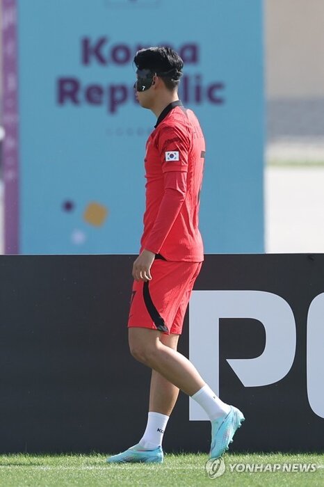 سون با محافظ صورت در تمرین کره جنوبی