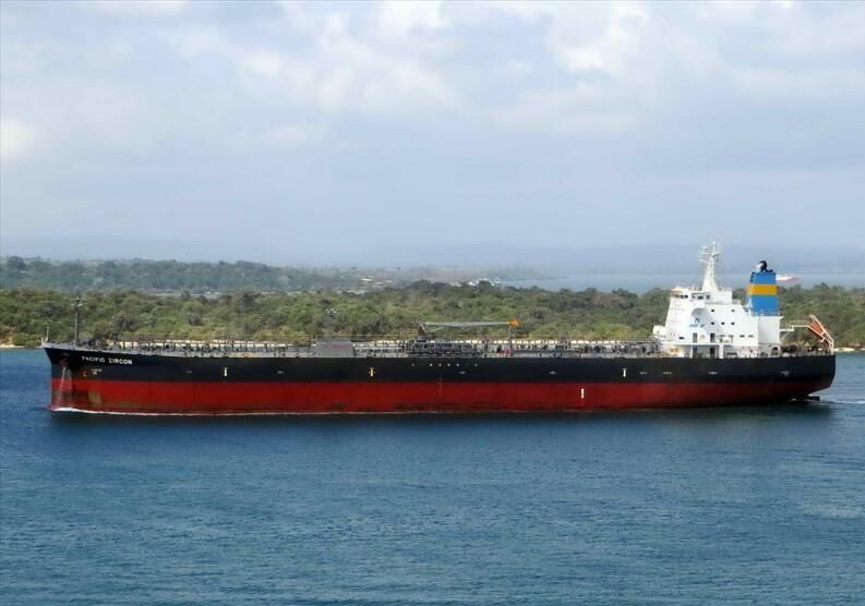 آسوشیتدپرس: یک نفتکش در آب‌های عمان هدف حمله پهپادی قرار گرفت