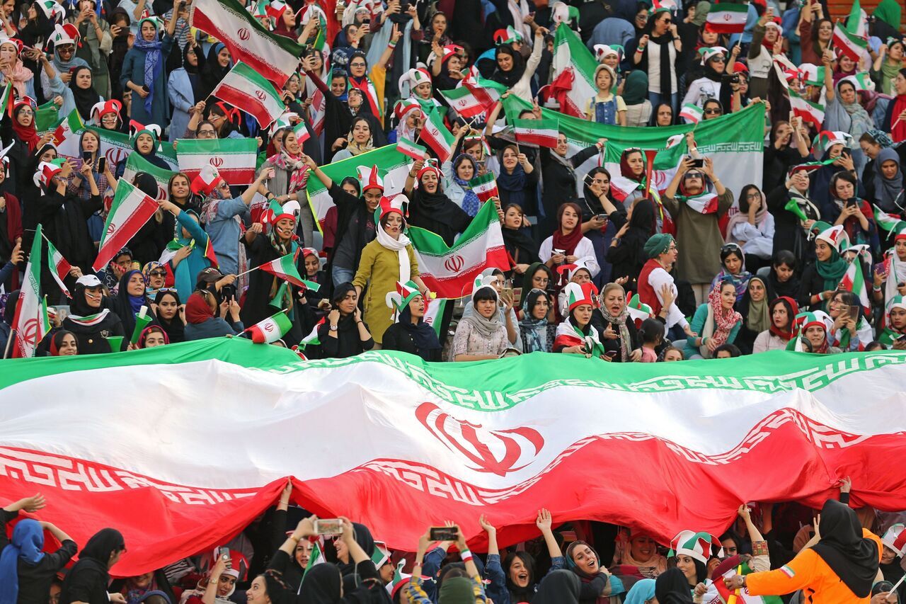فردی که به پرچم و سرود ملی خدشه وارد می‌کند با ایرانیت خود می‌جنگند