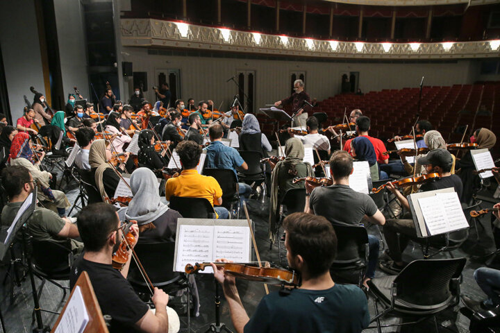 نوازنده گیتار: نظارتی بر انتشار موسیقی در فضای مجازی وجود ندارد/ وجود لپتاپ در کنسرتهای پاپ