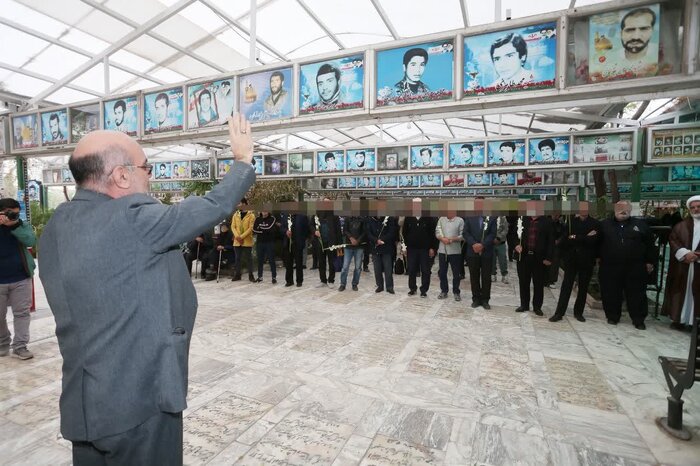 ۱۵ زندانی، حکم آزادی خود را در کنار قبر شهید زین الدین گرفتند