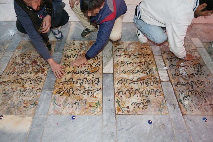 ۱۵ زندانی، حکم آزادی خود را در کنار قبر شهید زین الدین گرفتند