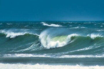 ارتفاع موج در تنگه هرمز و شرق خلیج‌فارس تا ۲۰۰ سانتی‌متر می‌رسد