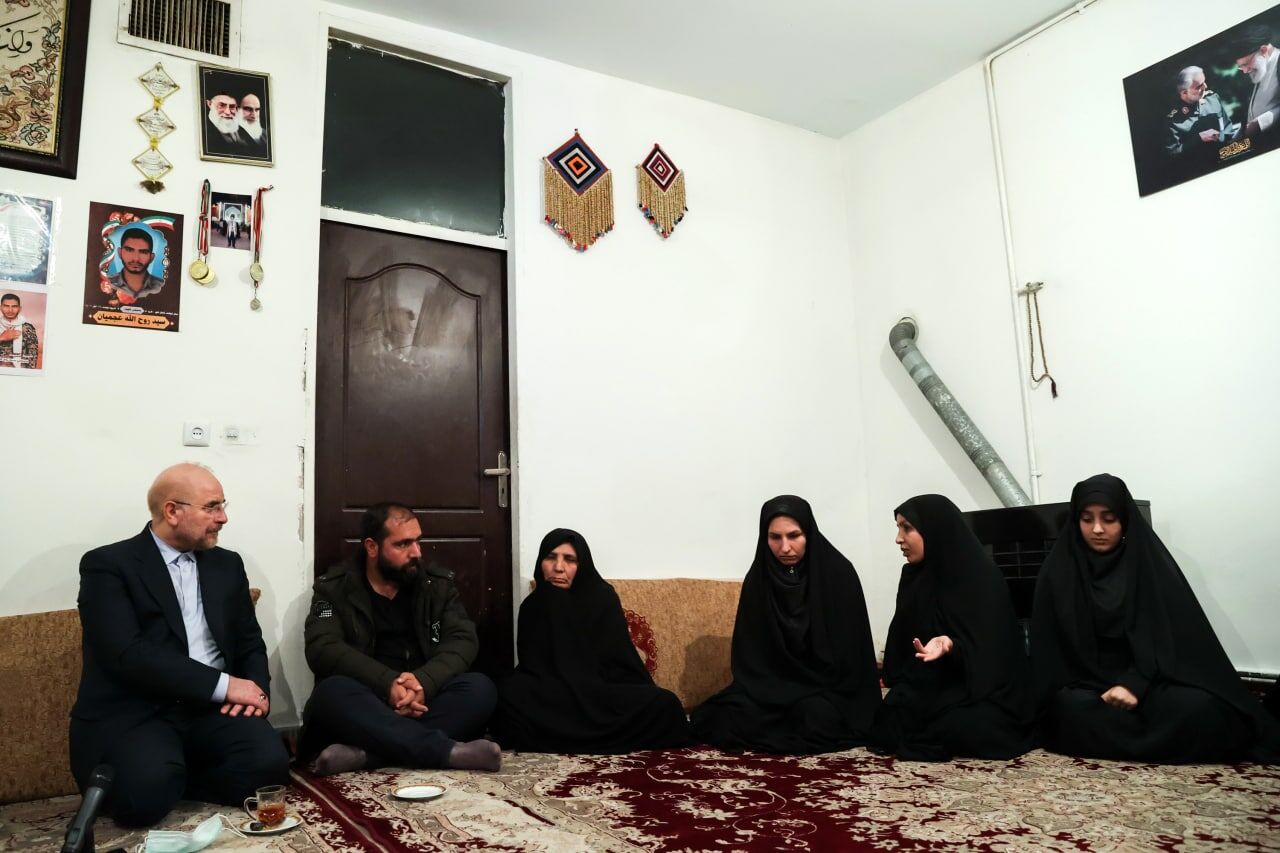 قالیباف با خانواده شهید عجمیان دیدار کرد
