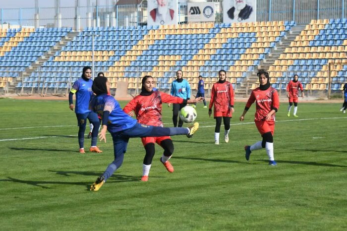 پیروزی تیم فوتبال شهرداری سیرجان با یاد شهید هشت ساله حرم شاهچراغ(ع)