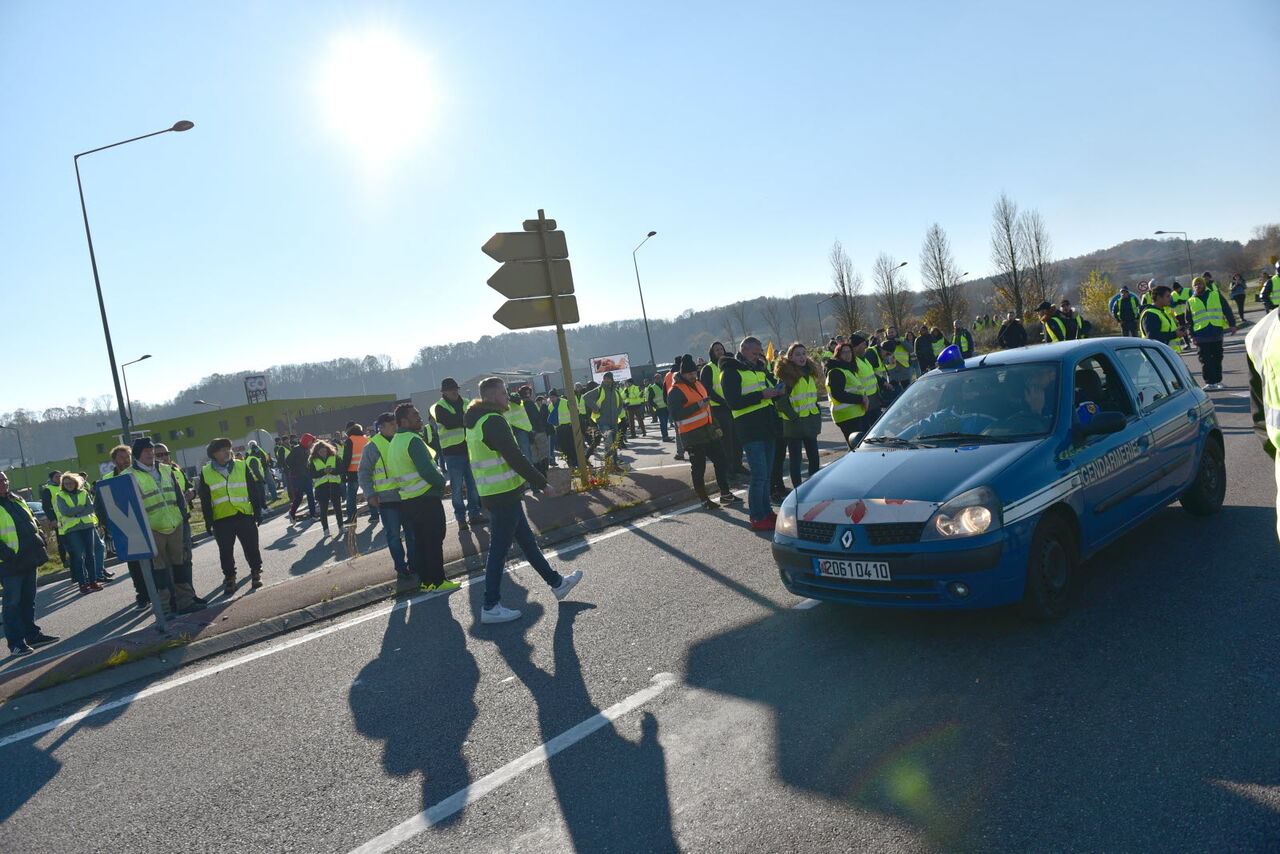 Les gilets jaunes remobilisent la nation française contre l’Élysée