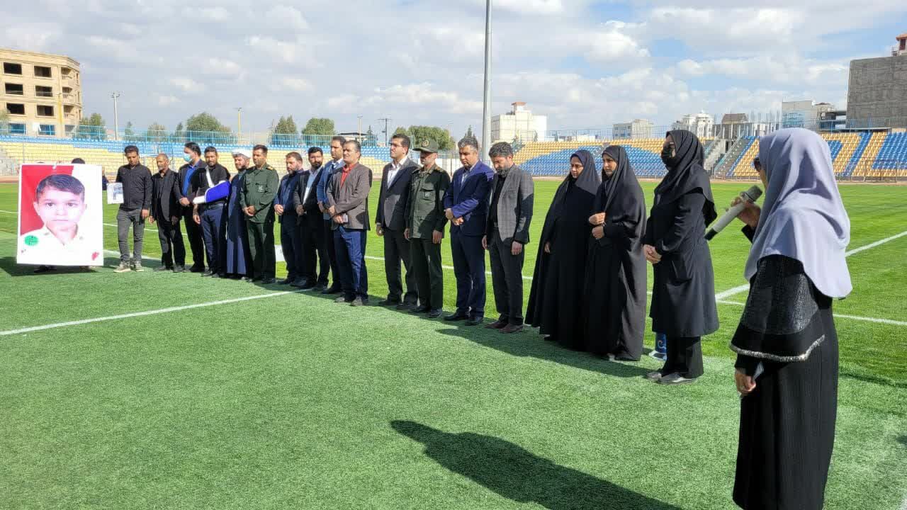 پیروزی تیم فوتبال شهرداری سیرجان و تجلیل از خانواده شهید هشت ساله حرم شاهچراغ