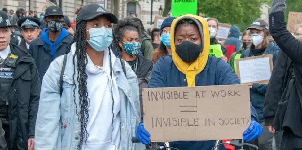 چه کسی برای ۵۶۳ پرونده بین المللی حقوق بشری انگلیس زانو میزند؟