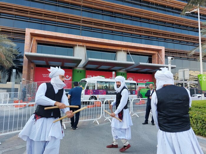 El convoy de la selección nacional de fútbol de Irán se dirige al estadio Jalifa en Doha