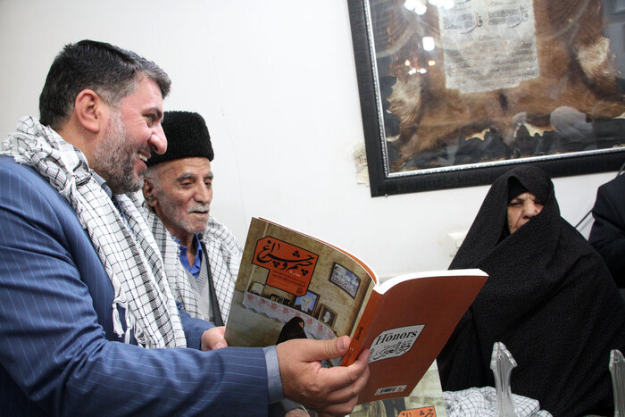 کتاب روایت تصویری خانواده شهدای استان یزد رونمایی شد