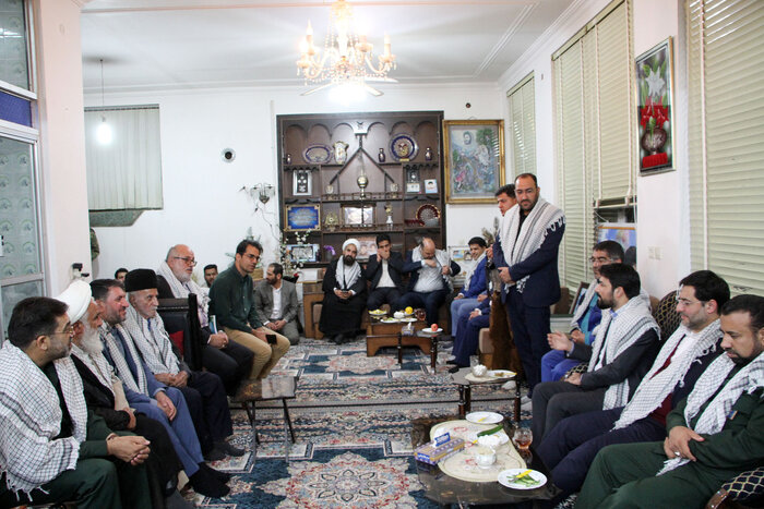 کتاب روایت تصویری خانواده شهدای استان یزد رونمایی شد