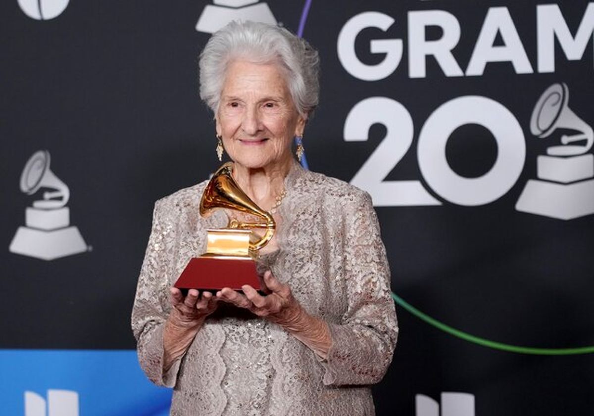آنجلا آلوارز ۹۵ ساله جایزه گرمی را از آن خود کرد