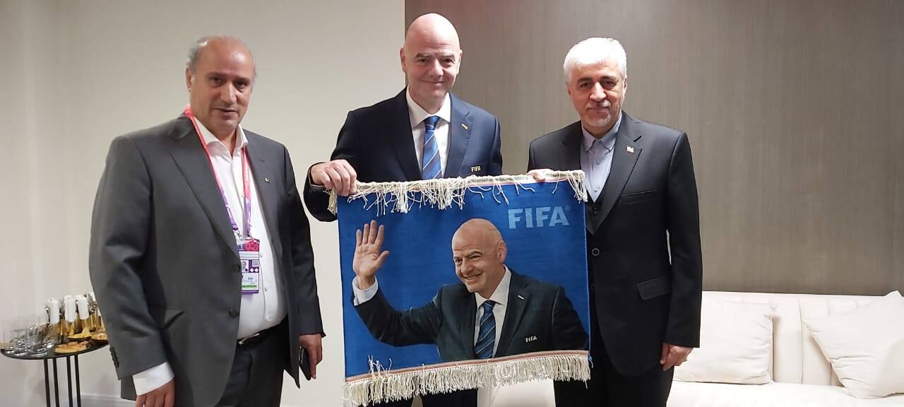 Coupe du monde 2022 au Qatar : l’Iran offre un tapis au président de la FIFA