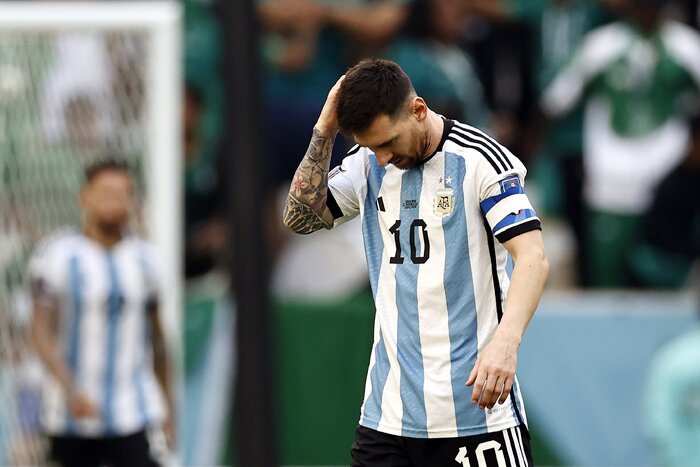 روز سوم به روایت تصویر؛ شکار بزرگ شاهین در روز طوفان خروسها