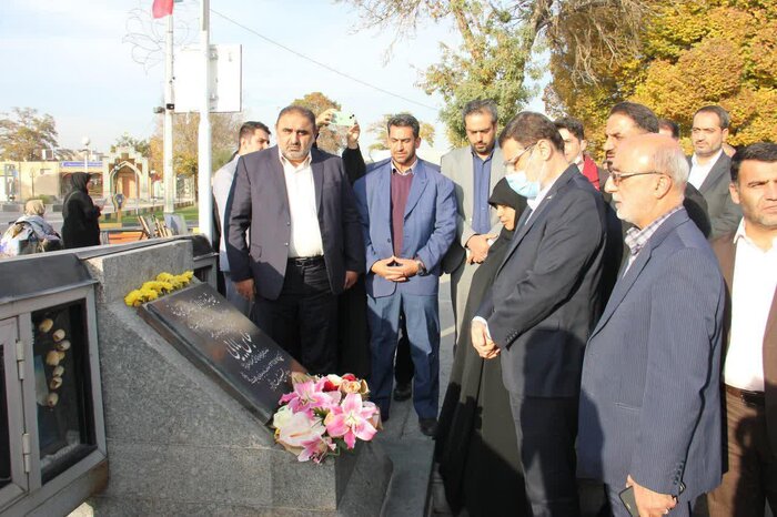 دیدار معاون رئیسجمهور با مادر ۲ شهید قزوینی