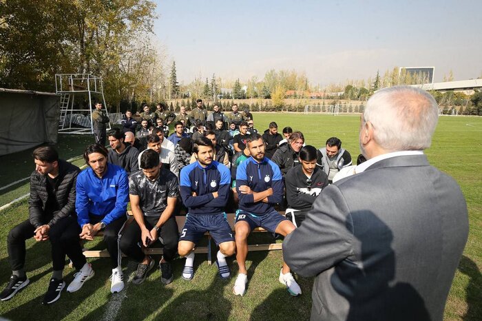 فتحاللهزاده استقلال را به جام جهانی ترجیح داد/آقای مدیرعامل زمین سوختهِ ارثی را آباد میکند؟