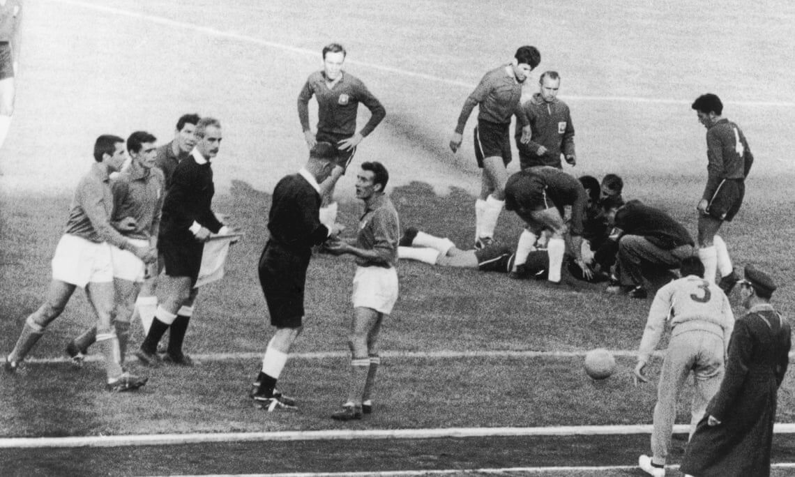 جام جهانی ۱۹۶۲؛  بی‌رحمانه‌ترین بازی تاریخ فوتبال/ نبردی شرم‌آور و خشن