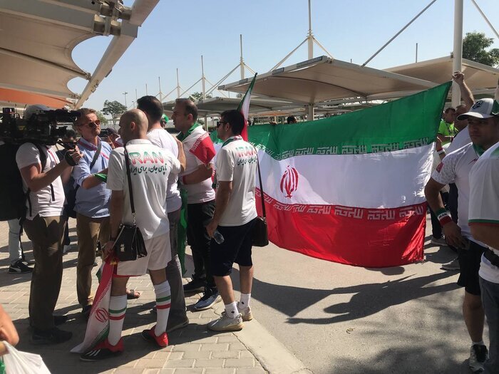 El convoy de la selección nacional de fútbol de Irán se dirige al estadio Jalifa en Doha