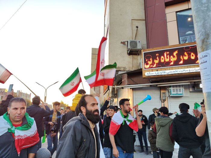 غریو شادی ایران، میدان آزادی کرمان را هم دربرگرفت
