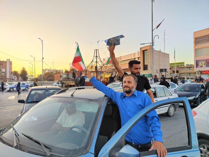غریو شادی ایران، میدان آزادی کرمان را هم دربرگرفت