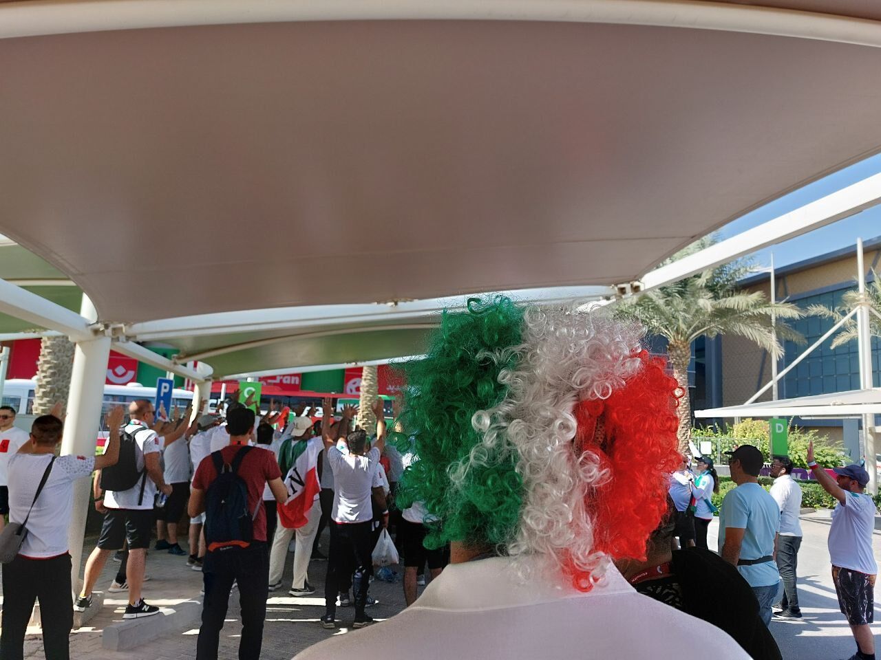 Los iraníes se reúnen frente al hotel de la selección nacional de Irán para animar a los jugadores