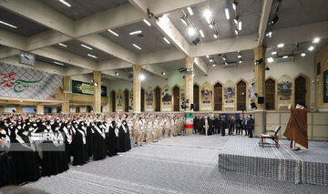 El Ayatolá Jamenei se reúne con los basíyes en Teherán