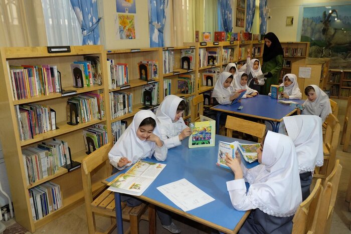 شهروندان مهریز یزد: نهادینه‌سازی فرهنگ کتابخوانی را از مدارس آغاز کنیم