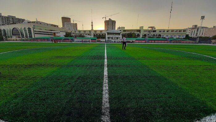 چمن مصنوعی جدید ورزشگاه تختی قشم بهرهبرداری شد