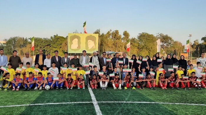 چمن مصنوعی جدید ورزشگاه تختی قشم بهرهبرداری شد