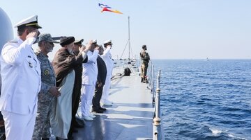 Le président Raïssi observe le défilé naval au sud de l'Iran