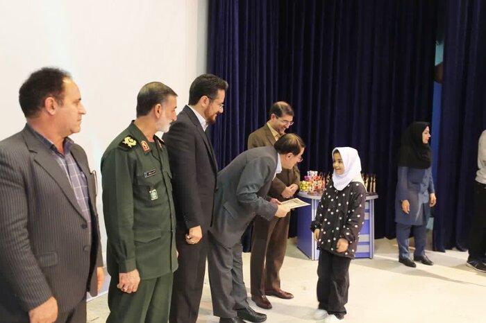 افتخارآفرینان بین‌المللی و ملی کودک و نوجوان کرمانشاه با حضور استاندار تجلیل شدند