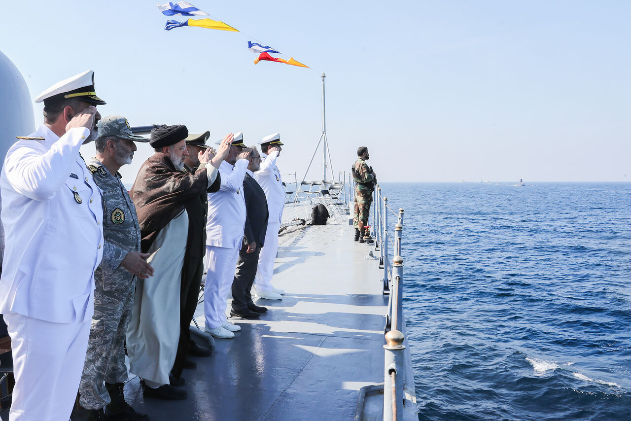 Irans Präsident Raisi besucht die Parade der Marineeinheiten der Armee