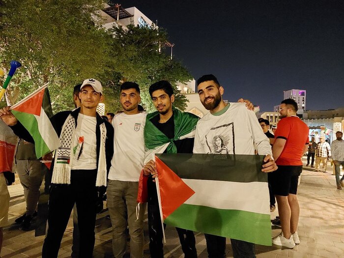 تجمع هواداران ایرانی و فلسطینی در حمایت از تیم ملی؛ فریاد پیروزی در سوق واقف