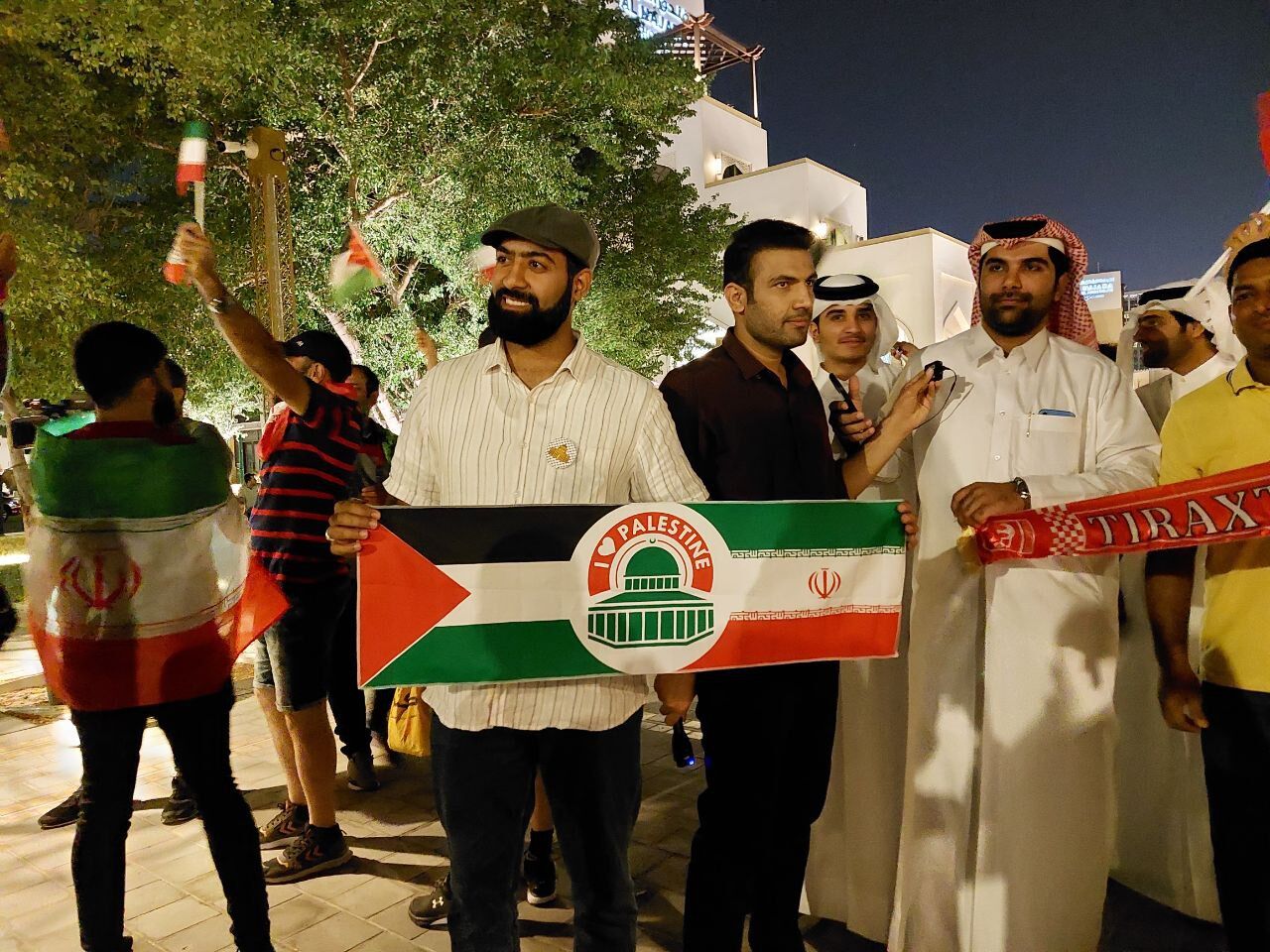 تجمع هواداران ایرانی و فلسطینی در حمایت از تیم ملی؛ فریاد پیروزی در سوق واقف تجمع هواداران ایرانی و فلسطینی در حمایت از تیم ملی؛ فریاد پیروزی در سوق واقف