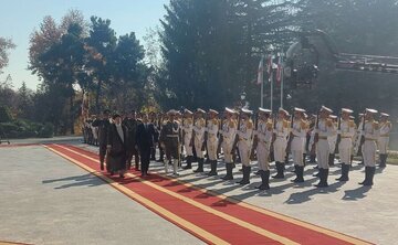 Le Premier ministre irakien accueilli à Téhéran par le président Raïssi 