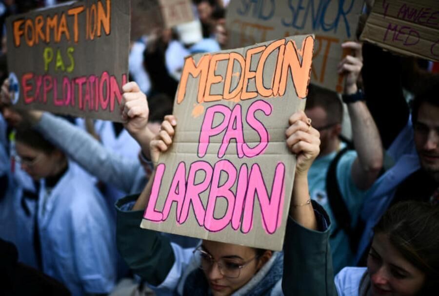 Médecins et laboratoires en grève en France : le monde de la santé gronde