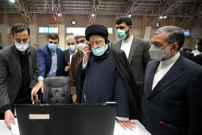 مسیر ارتباط مردم با مسئولان را مسدود نکنیم!