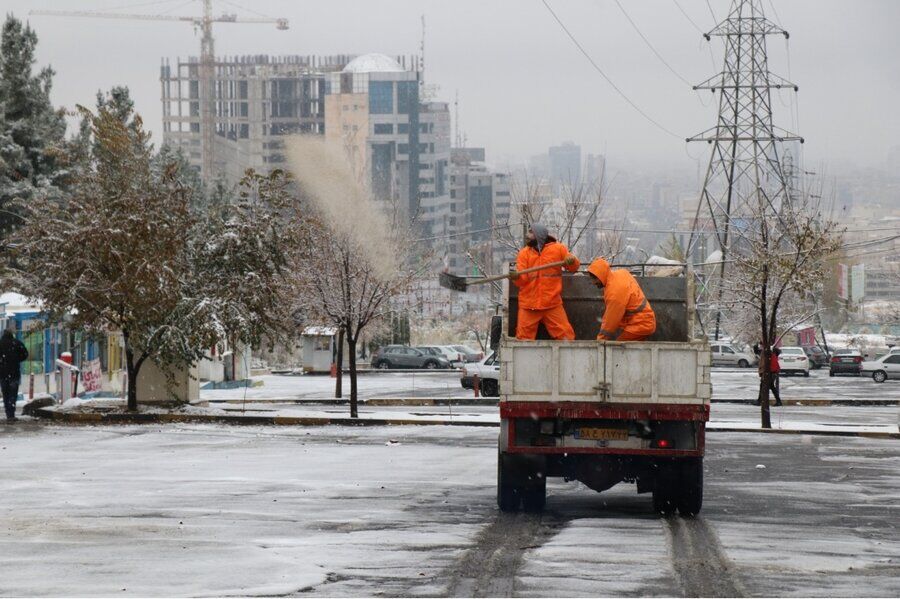 بارش برف در شمیران به ۲۰ سانتی متر رسید/ فعالیت ۱۴ سایت برف روبی در شمال تهران