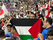 La bandera de Palestina se ondea en al partido entre Japón y Croacia
